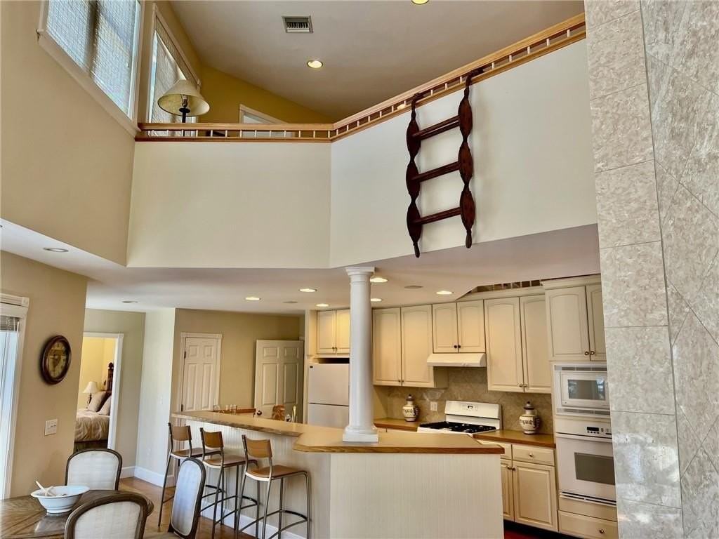 611 Wolcott Ave - Photo 5 of 29