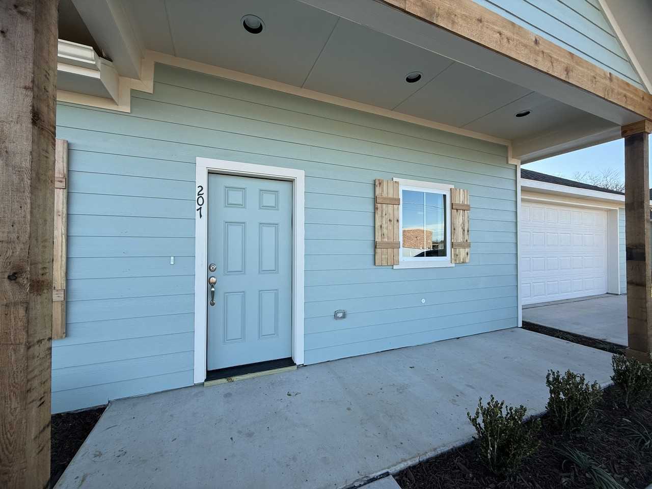 207 Railroad Avenue - Photo 3 of 33