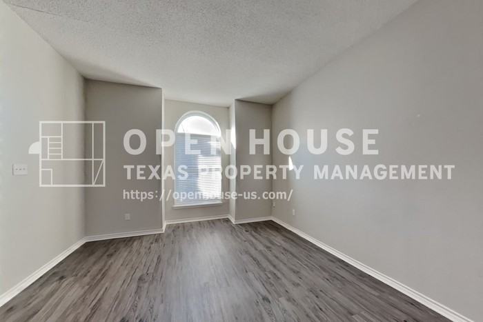 2211 Reverchon Dr - Photo 4 of 21