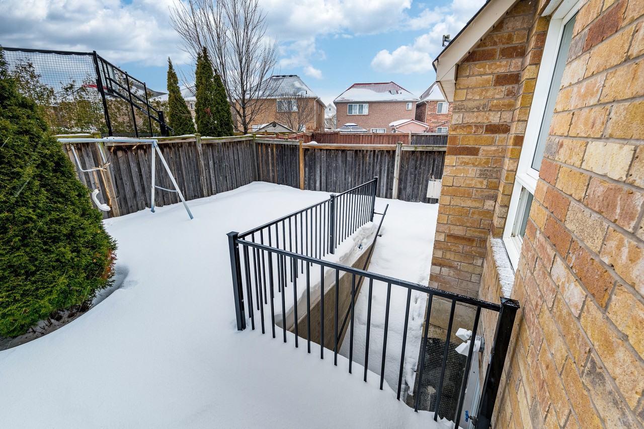 84 Crown Victoria Drive - Photo 5 of 16