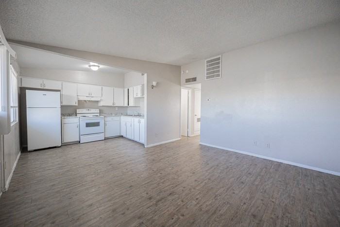 2123 W Devonshire Ave #9 - Photo 3 of 13