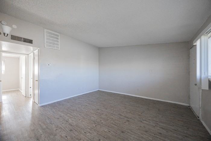 2123 W Devonshire Ave #9 - Photo 5 of 13