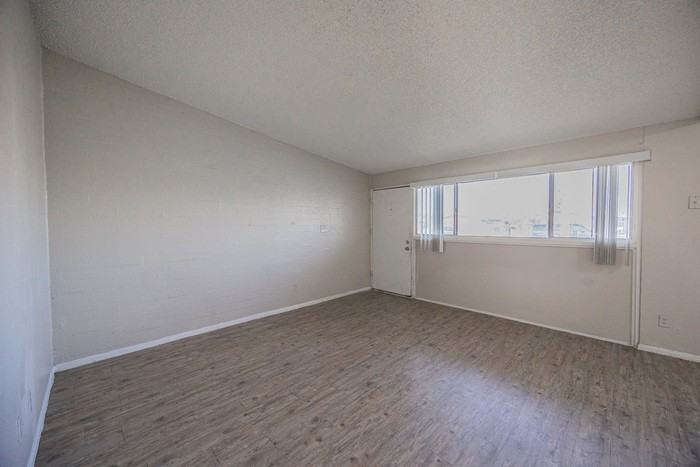 2123 W Devonshire Ave #9 - Photo 6 of 13