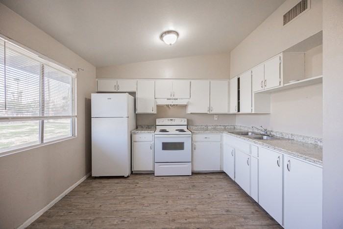 2123 W Devonshire Ave #9 - Photo 7 of 13