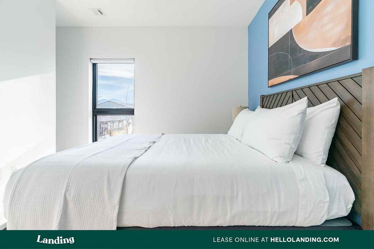 221 E Oak Street - Photo 3 of 50