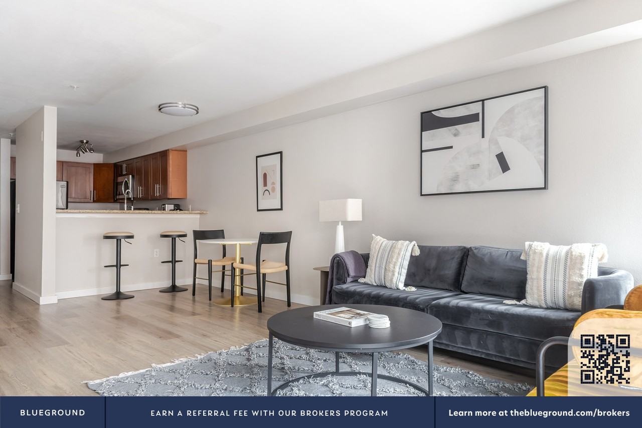 526 Yale Ave N #1003 - Photo 5 of 31