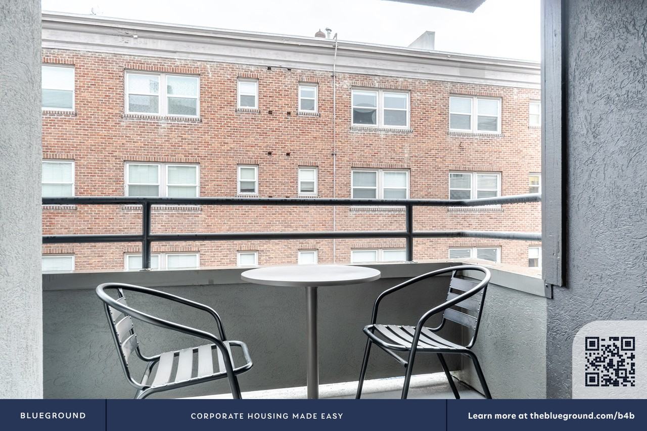 526 Yale Ave N #1003 - Photo 6 of 31