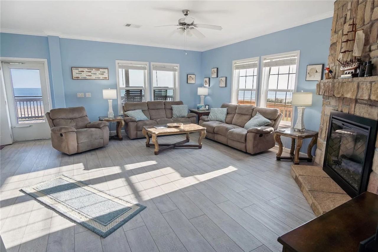 975 Dolly St #1364178P - Photo 4 of 50