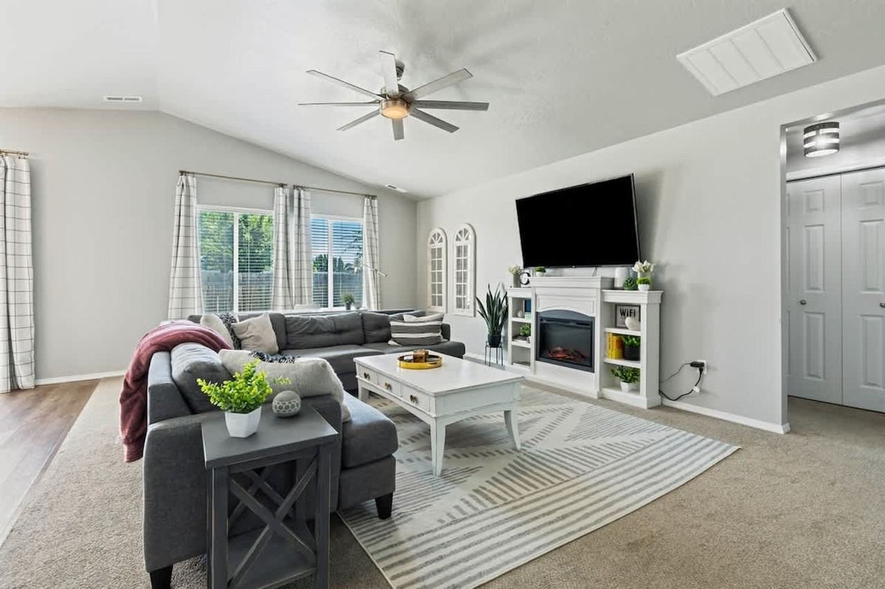 10569 Cool Springs St #1460908P - Photo 4 of 39