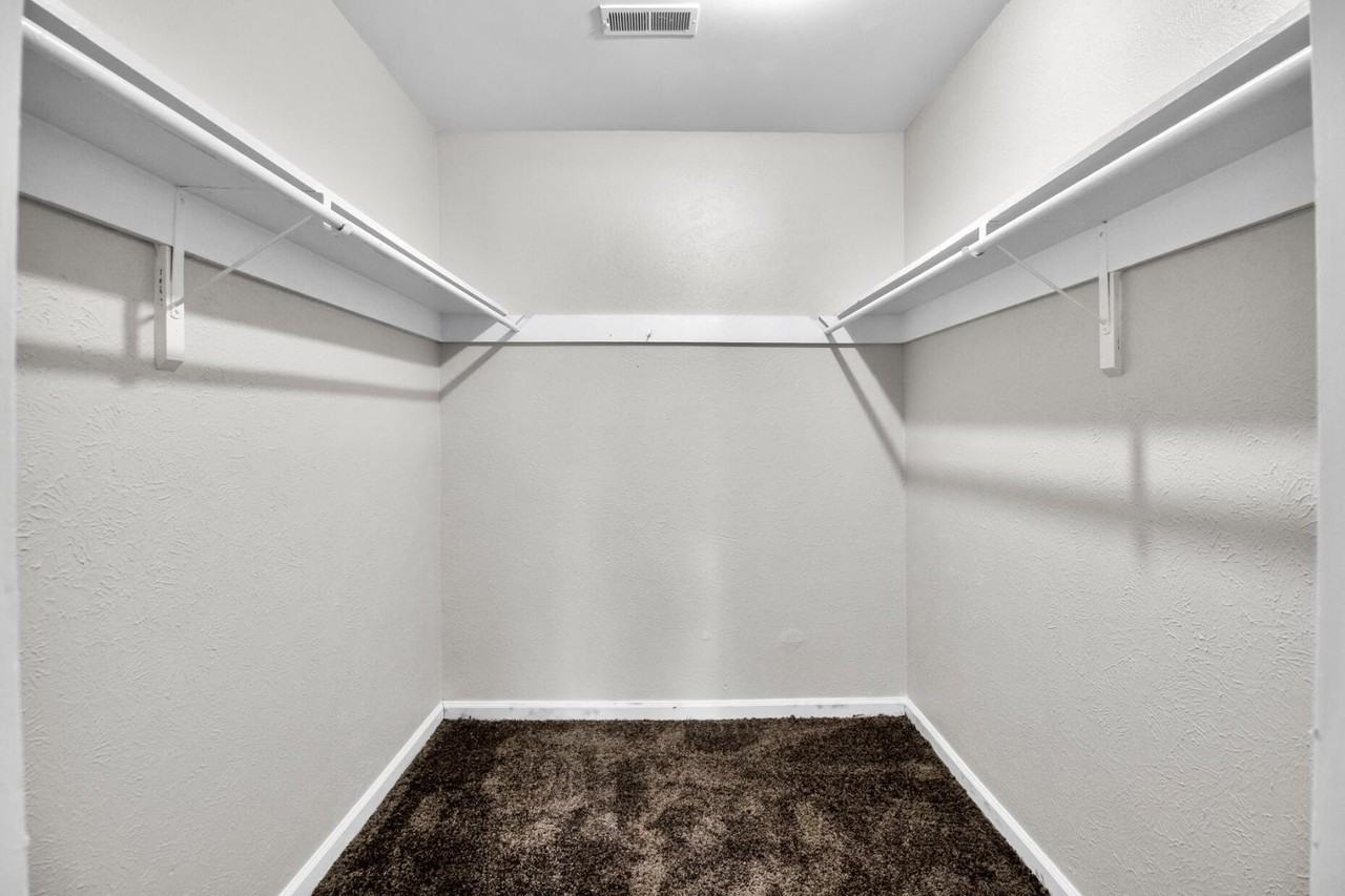 1282 Maryland Dr - Photo 4 of 11