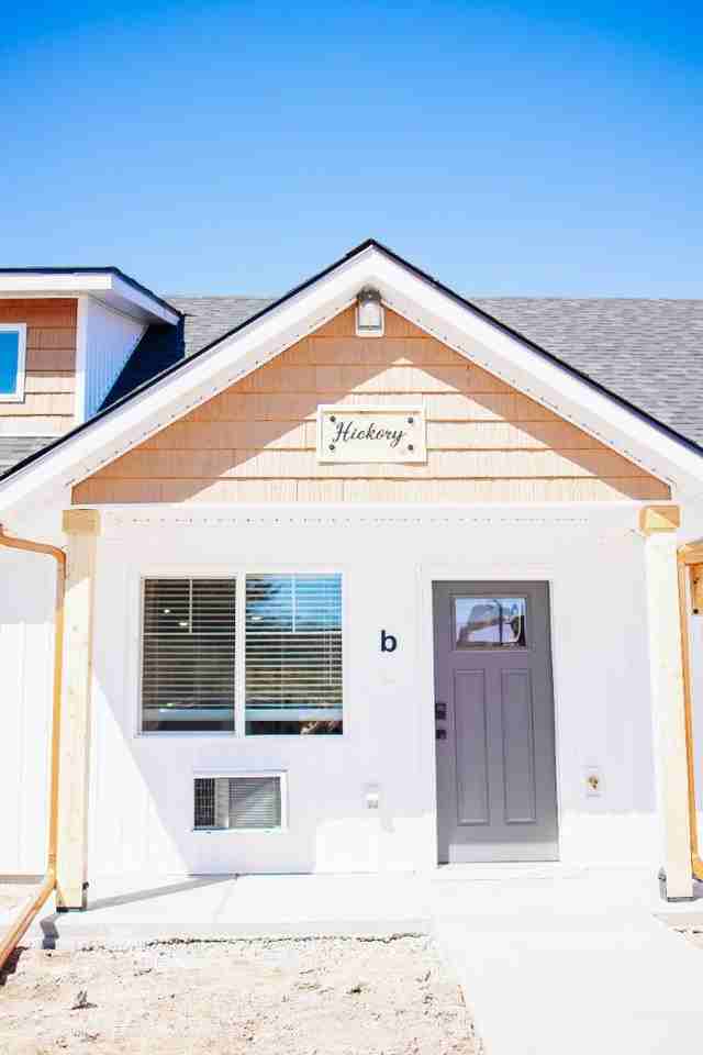 202 E 15th St - Photo 2 of 20