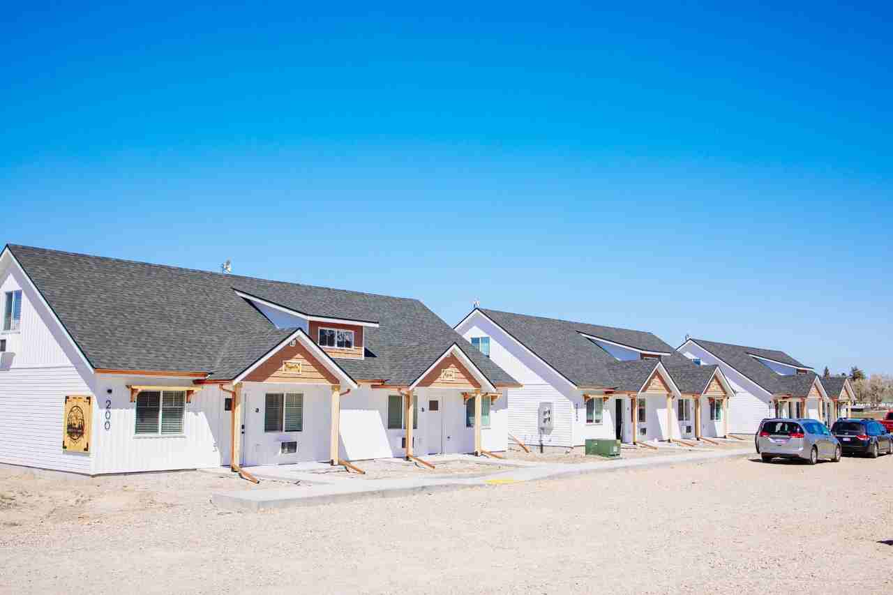 202 E 15th St - Photo 3 of 20