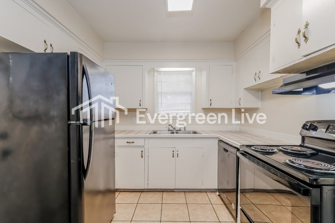 5818 Orchardview Dr - Photo 3 of 15