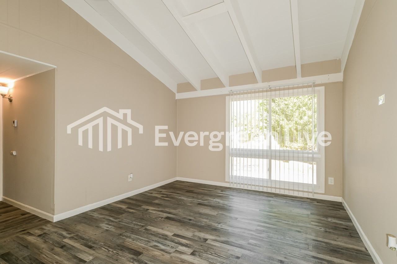 2756 Shadowcreek Dr - Photo 3 of 16