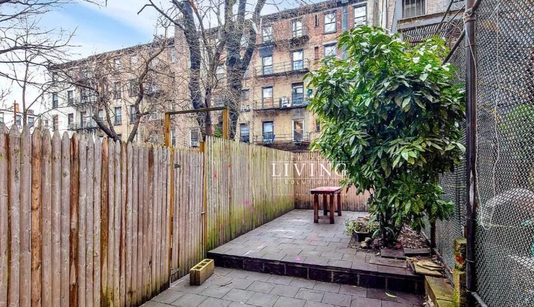 E 7th St #1W - Photo 2 of 8