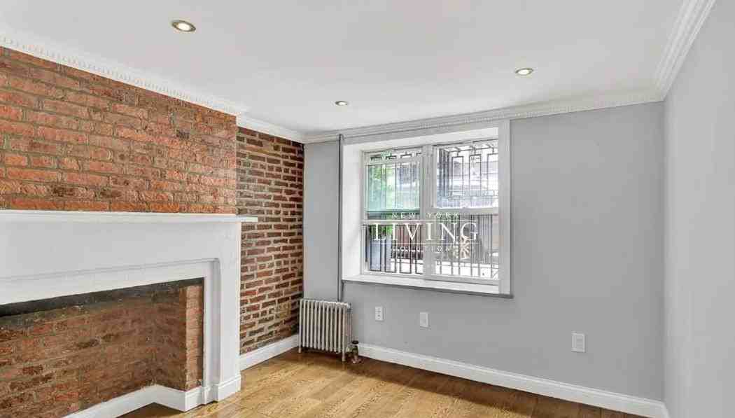 E 7th St #1W - Photo 4 of 8