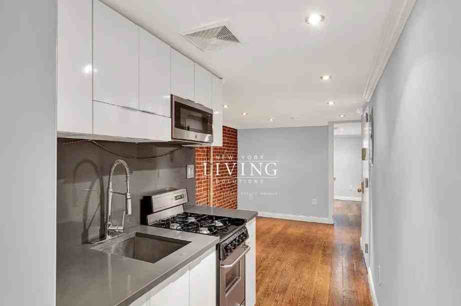 E 7th St #1W - Photo 7 of 8