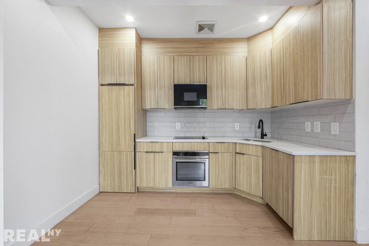 411 11th St #4 - Photo 2 of 8