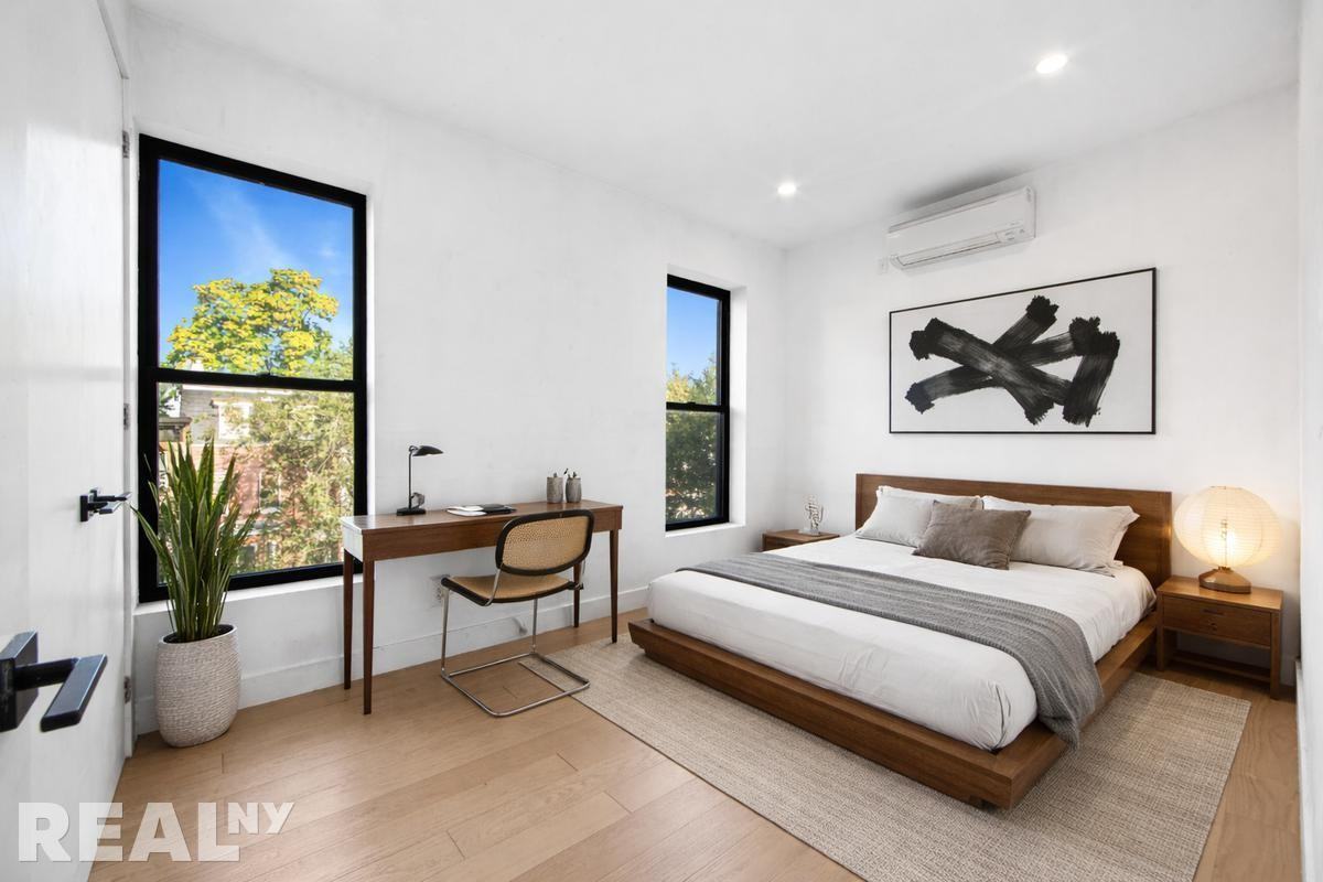 411 11th St #4 - Photo 3 of 8