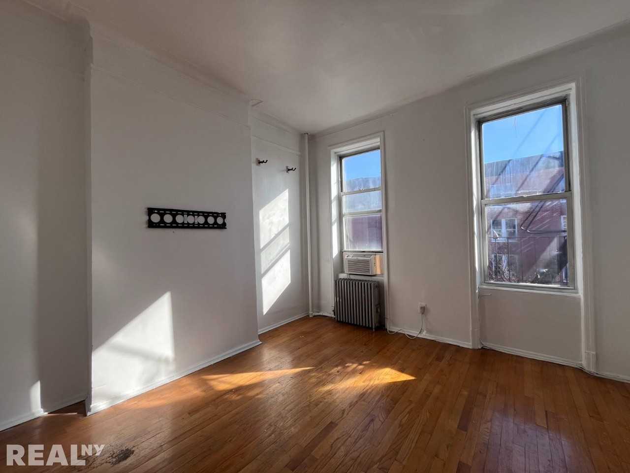 937 Jefferson Ave #3R - Photo 2 of 9