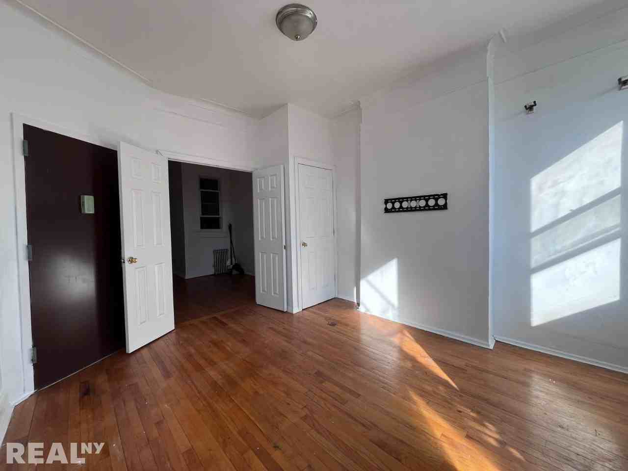 937 Jefferson Ave #3R - Photo 4 of 9