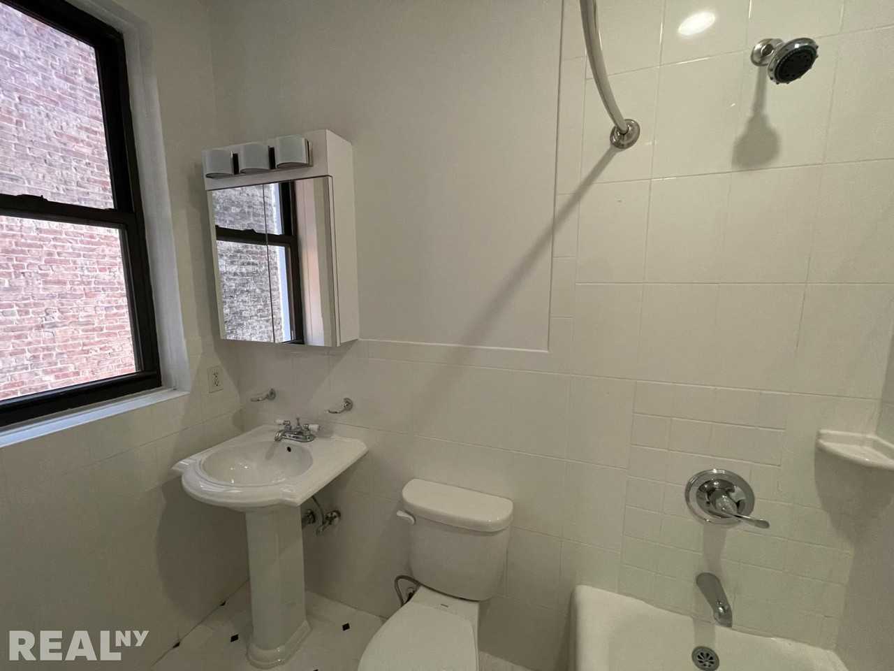 W 86th St #11A - Photo 4 of 6