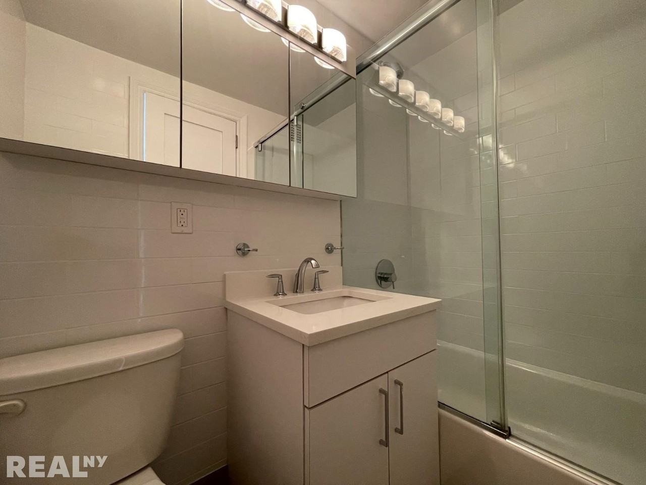 E 82nd St #19D - Photo 3 of 5