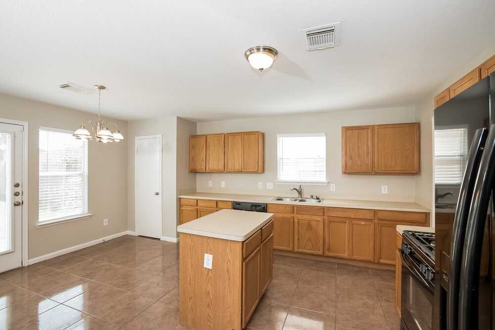 8010 Suffield Glen Ln - Photo 4 of 15