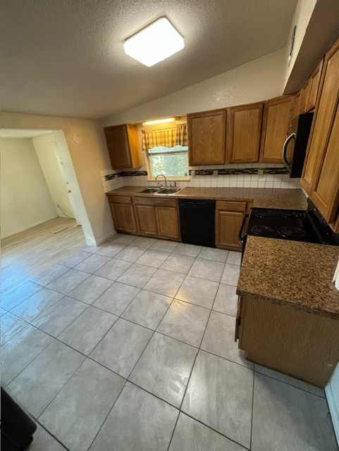 907 N Waldron St - Photo 2 of 6