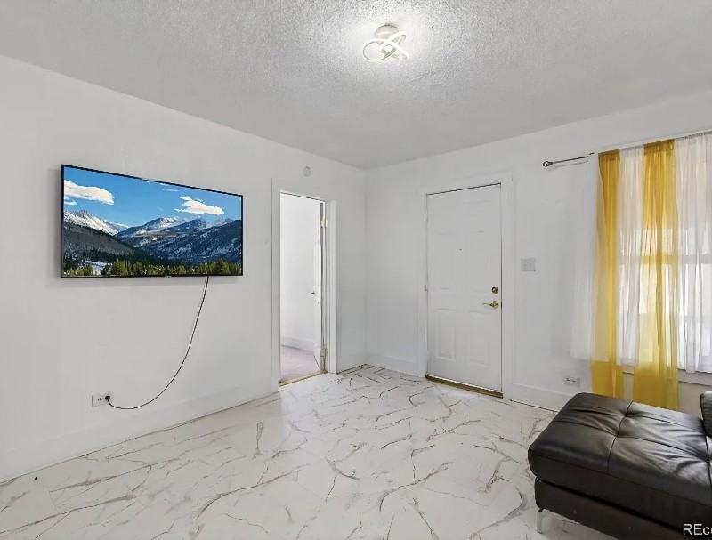 307 E Oak St #D - Photo 2 of 6