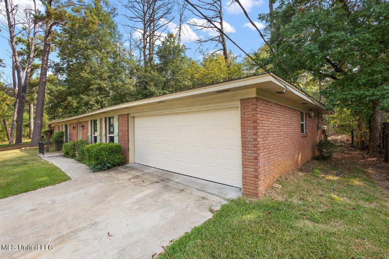 1732 Southhaven Cir - Photo 2 of 2