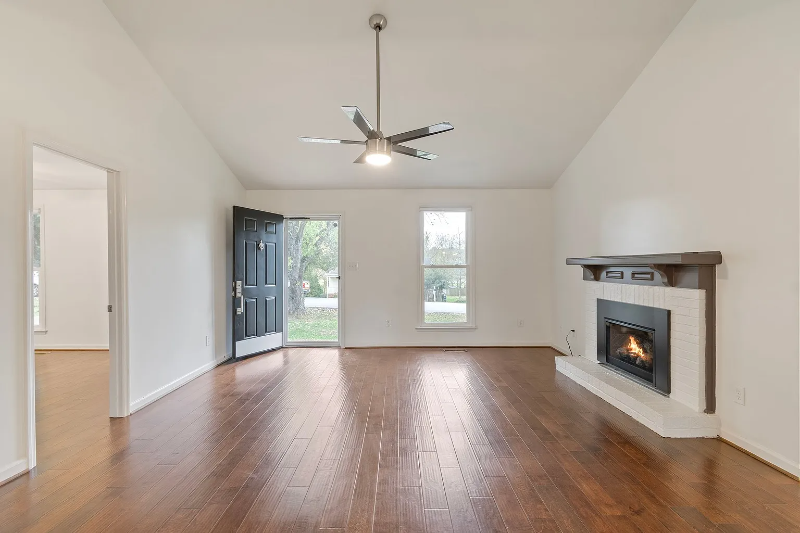 723 Riverview Dr - Photo 2 of 18