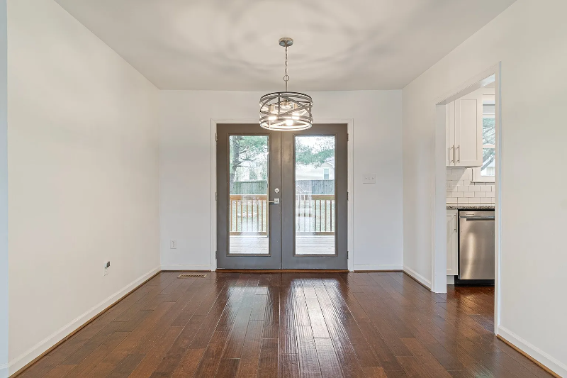 723 Riverview Dr - Photo 3 of 18