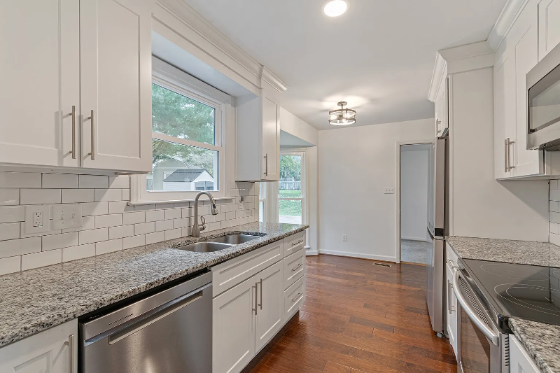 723 Riverview Dr - Photo 5 of 18