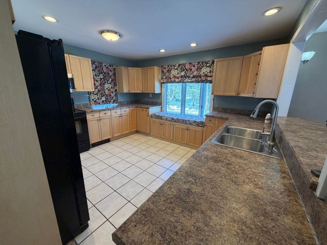 332 Lydall St - Photo 2 of 18