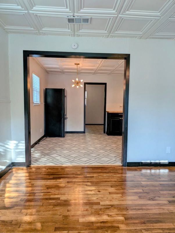 6915 Providence Ave - Photo 5 of 28