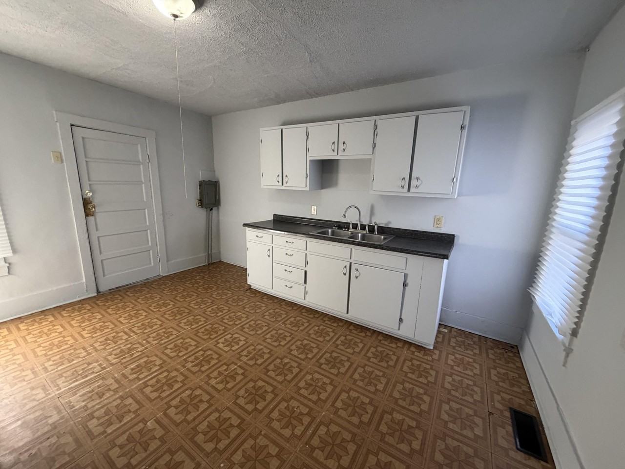 608 W Seminary St #W - Photo 2 of 17