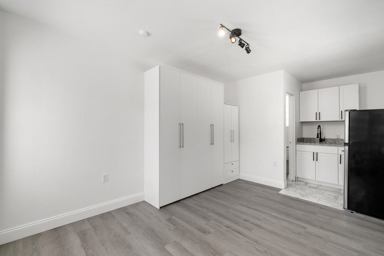 919 1/2 16th Ave N #4 - Photo 3 of 14