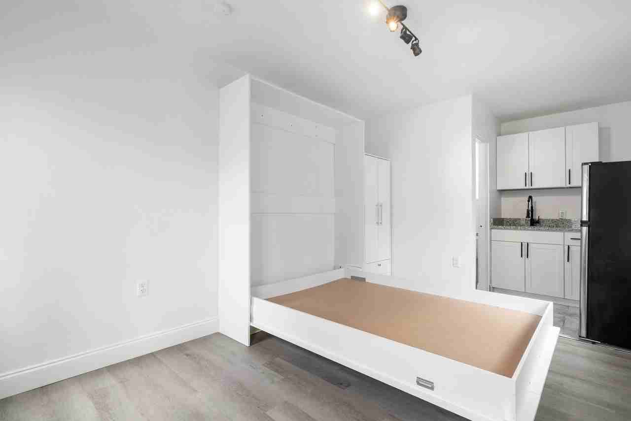 919 1/2 16th Ave N #4 - Photo 5 of 14