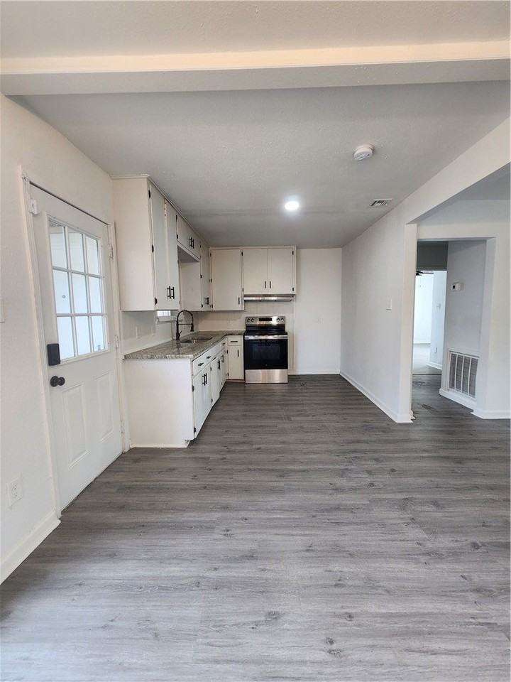 4818 Lansdown Dr - Photo 2 of 9
