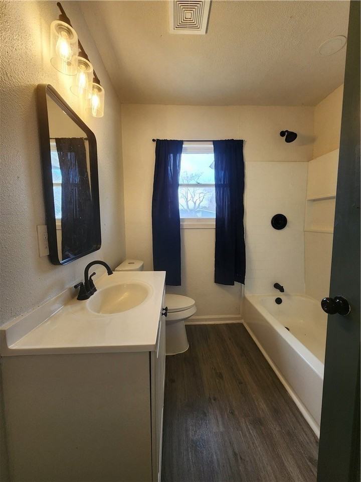 4818 Lansdown Dr - Photo 3 of 9