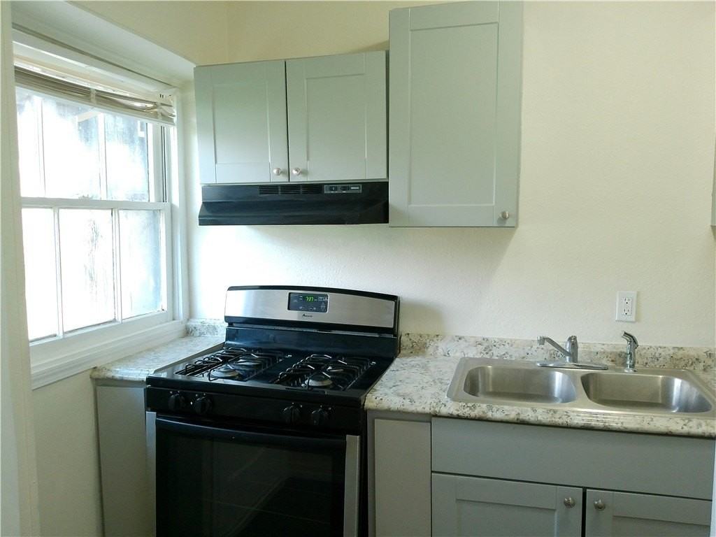 638 Glazebrook St Apt 1 #1 - Photo 5 of 9