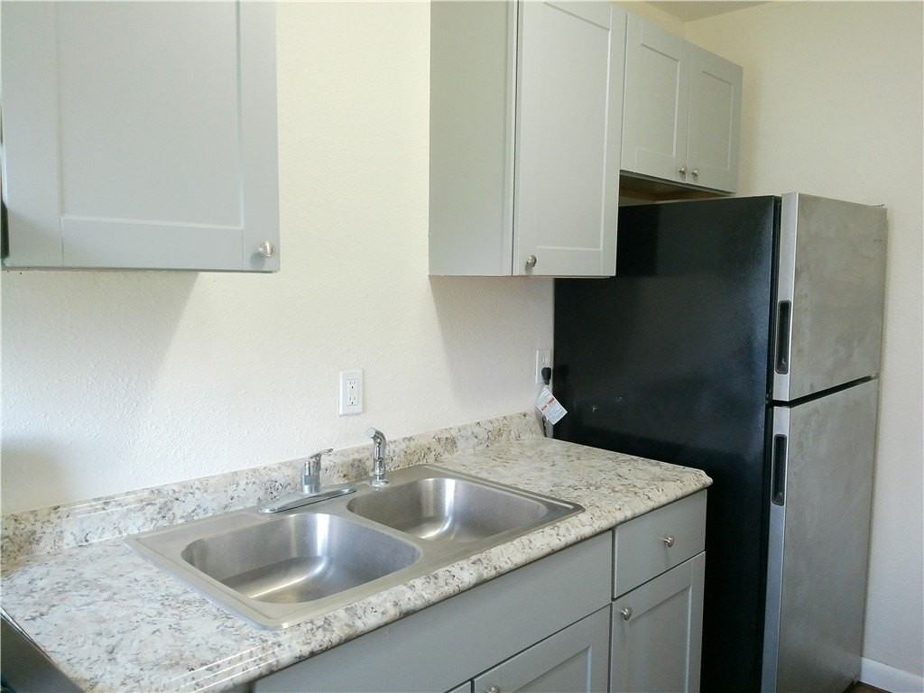 638 Glazebrook St Apt 1 #1 - Photo 6 of 9