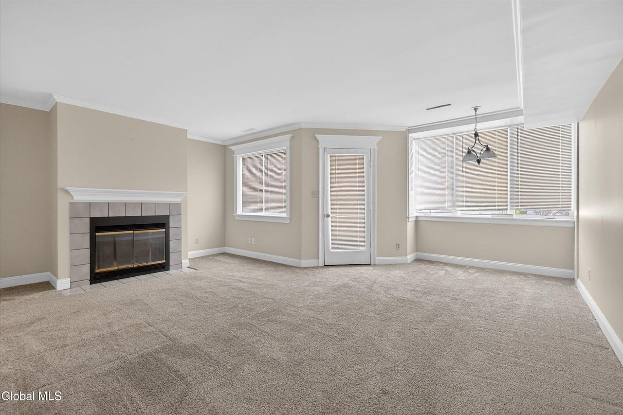 17 Derby Dr - Photo 4 of 33