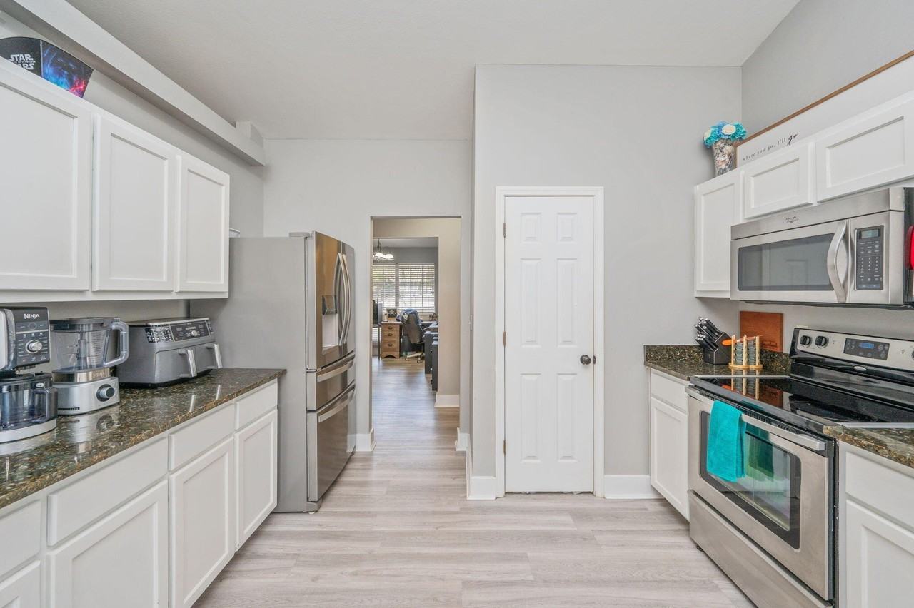 6100 Saddle Horse Ln - Photo 3 of 41