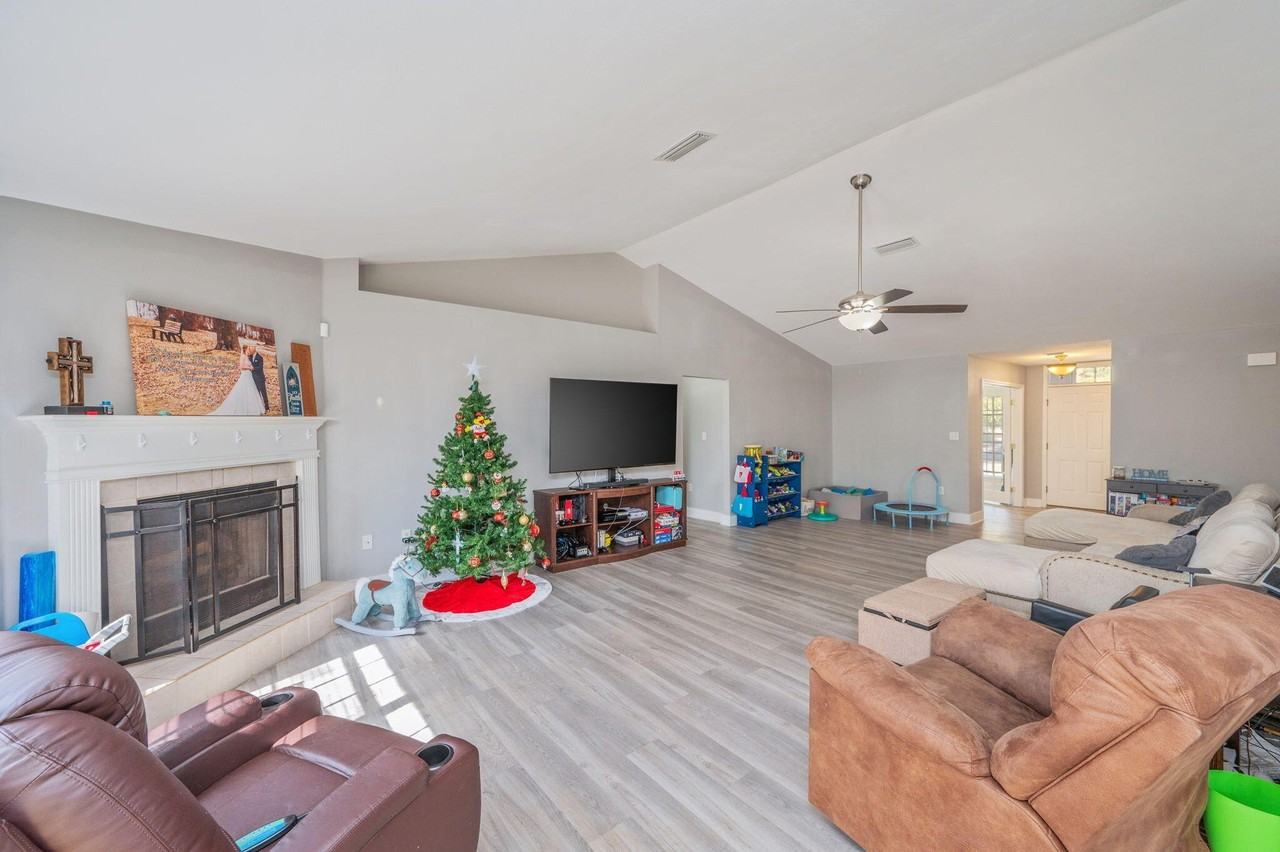 6100 Saddle Horse Ln - Photo 4 of 41