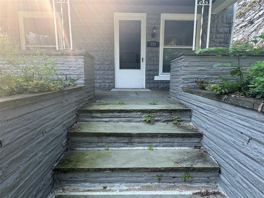 325 Riverside Dr - Photo 2 of 15