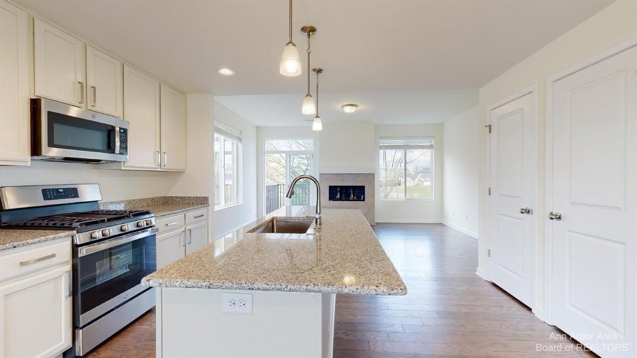 2725 Bristol Ridge Dr - Photo 6 of 33