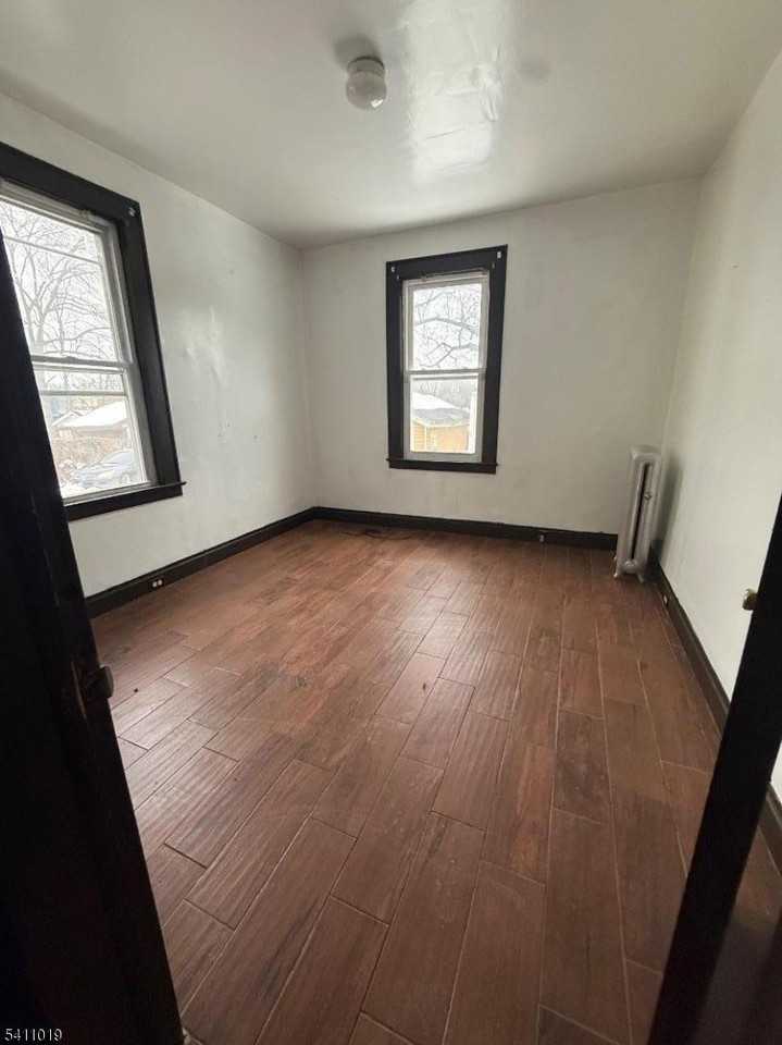 488 Stuyvesant Ave #1 - Photo 4 of 9