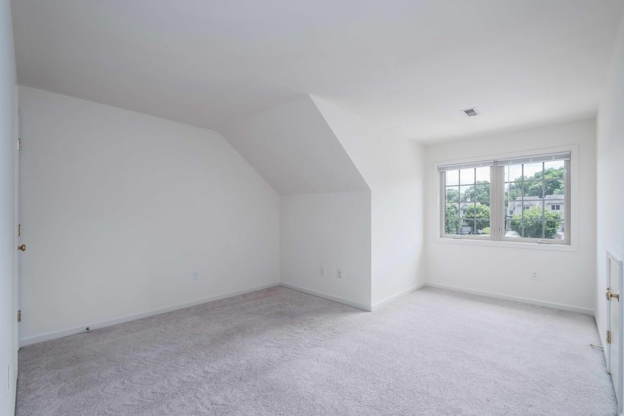 184 Hampden Dr - Photo 4 of 6